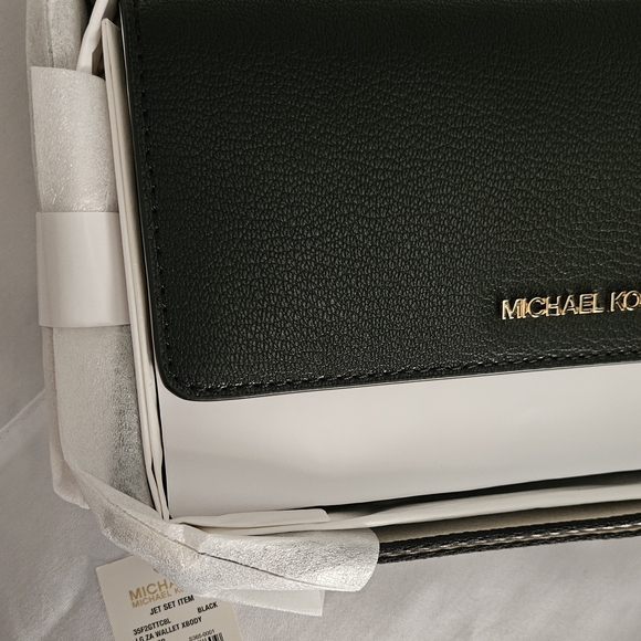 Chic black crossbody with gold accents and bold logo strap.
Perfect for everyday - Picture 7 of 10